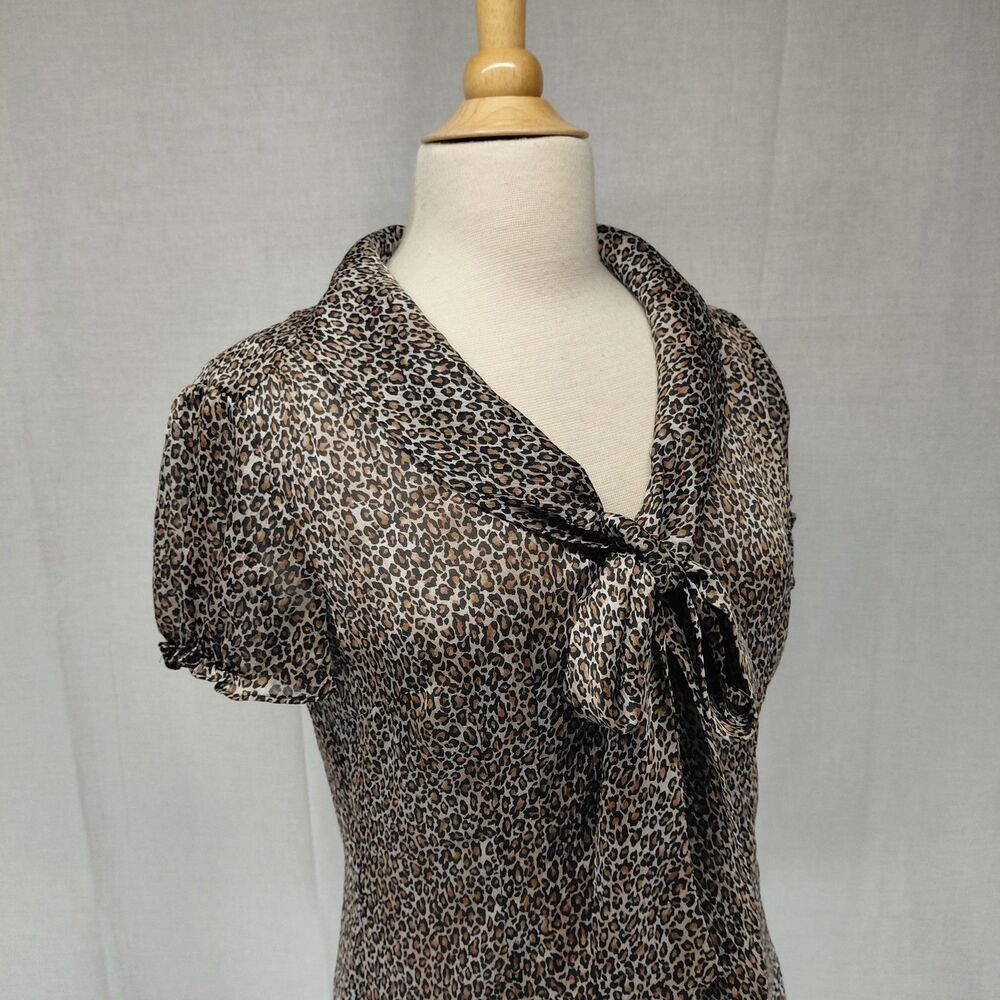 White House Black Market Shear SS V-Neck Blouse Leopard Tie-Front Sz M - Picture 2 of 10